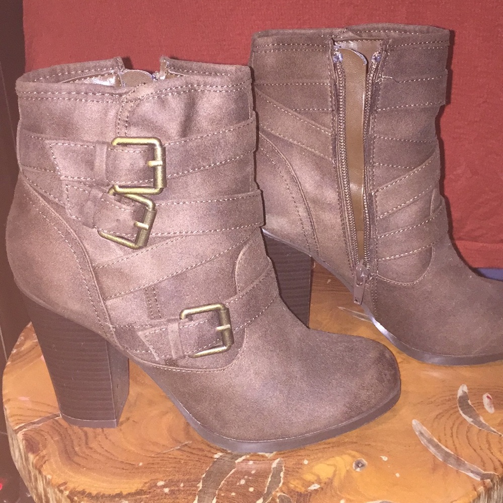 Selling these really cute just fab boots